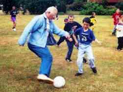 Mit Philipp Mcke Fuball spielen